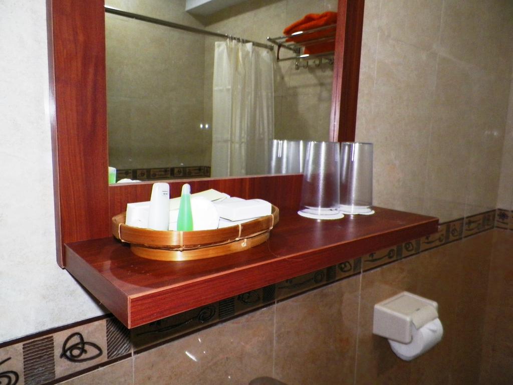 Maranatha Grand Hotel Γιογκιακάρτα Δωμάτιο φωτογραφία